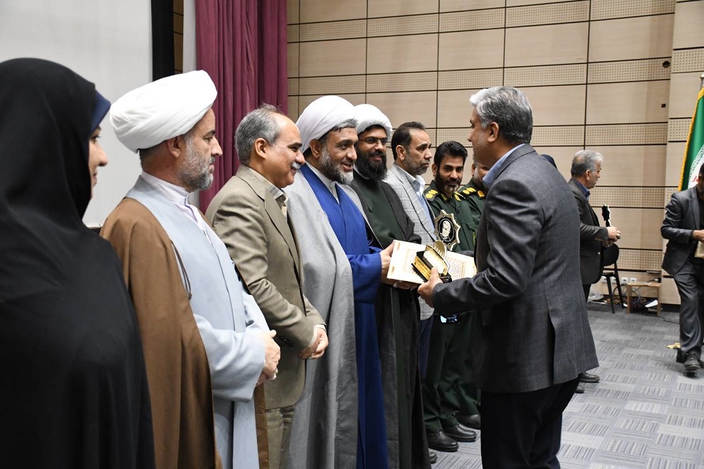تجلیل از مدیرکل کمیته امداد سیستان و بلوچستان در جشنواره "کارمند تراز مکتب حاج قاسم"