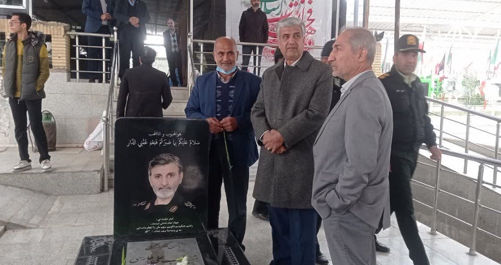 غبارروبی مزار شهدای زاهدان در سالگرد پیروزی انقلاب اسلامی