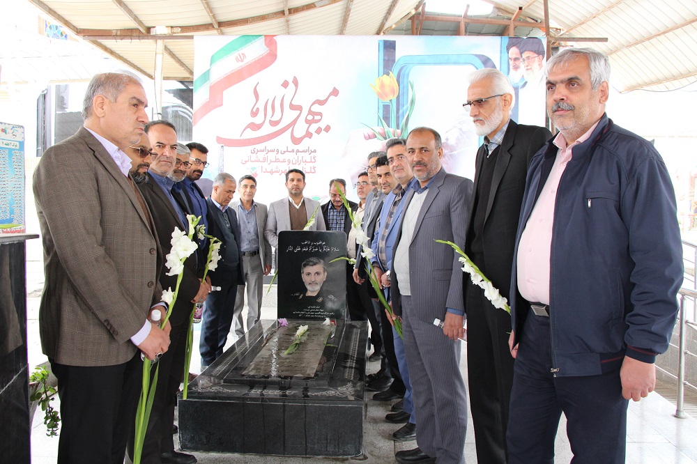 غبارروبی مزار شهدای زاهدان در سالگرد پیروزی انقلاب اسلامی