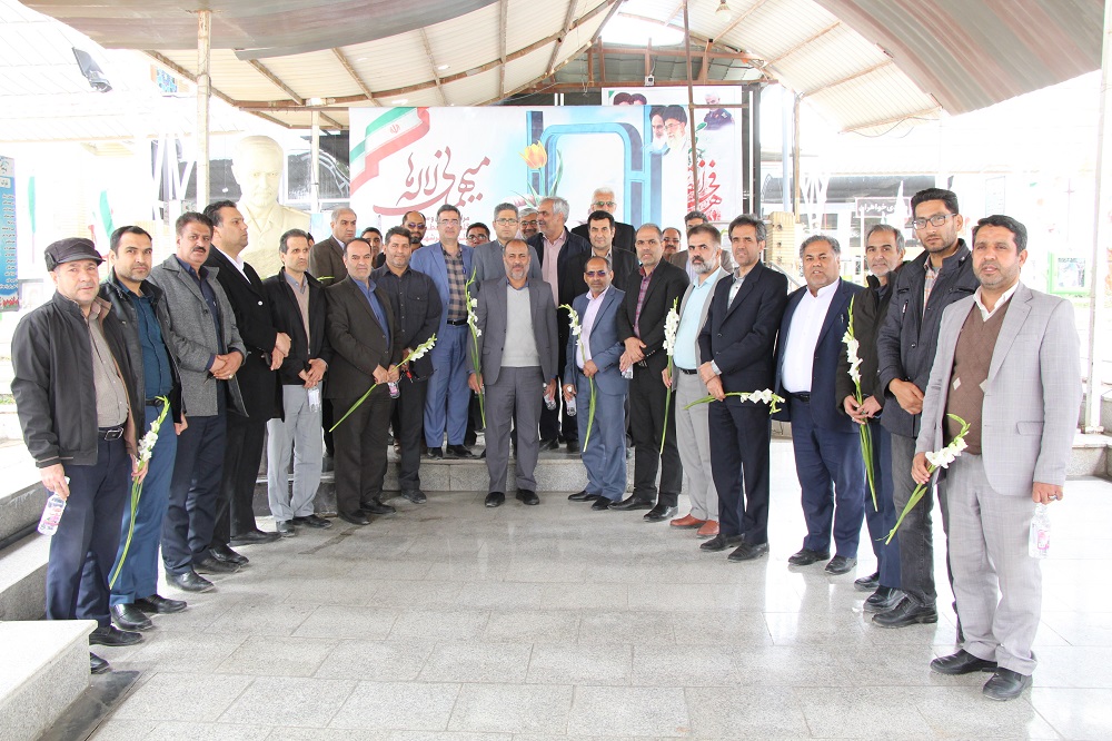 غبارروبی مزار شهدای زاهدان در سالگرد پیروزی انقلاب اسلامی