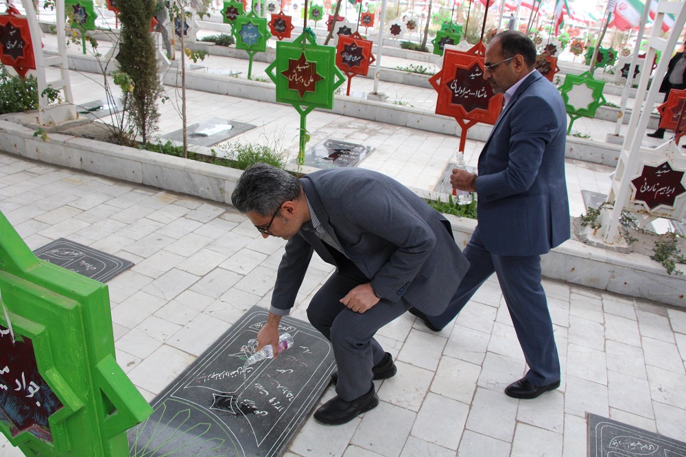 غبارروبی مزار شهدای زاهدان در سالگرد پیروزی انقلاب اسلامی