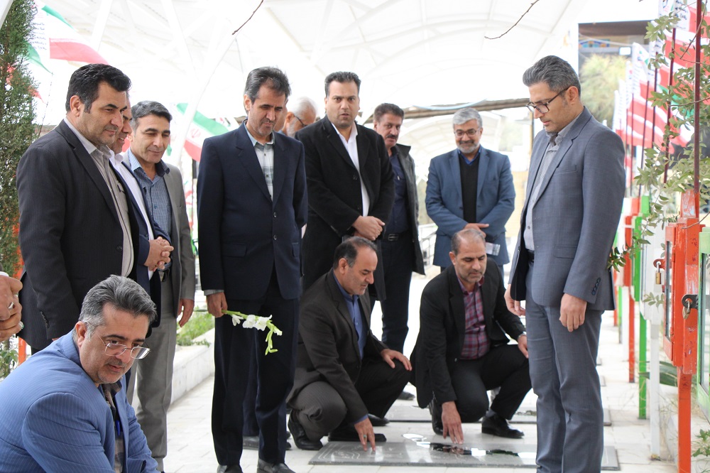 غبارروبی مزار شهدای زاهدان در سالگرد پیروزی انقلاب اسلامی