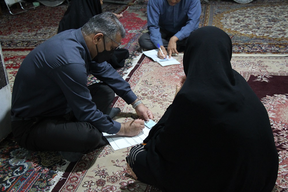 پاسخگویی مدیرکل کمیته امداد سیستان و بلوچستان به درخواستهای مردم حاشیه شهر