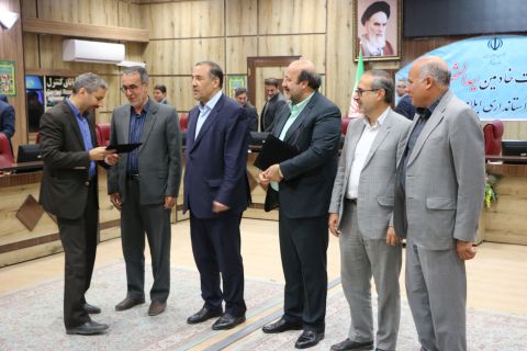 تجلیل از مدیران بانکهای مشارکت کننده در اشتغال زایی  مددجویان کمیته امداد ایلام با حضور استاندار