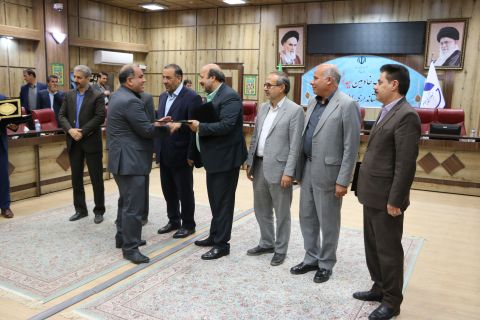تجلیل از مدیران بانکهای مشارکت کننده در اشتغال زایی  مددجویان کمیته امداد ایلام با حضور استاندار