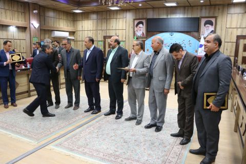 تجلیل از مدیران بانکهای مشارکت کننده در اشتغال زایی  مددجویان کمیته امداد ایلام با حضور استاندار