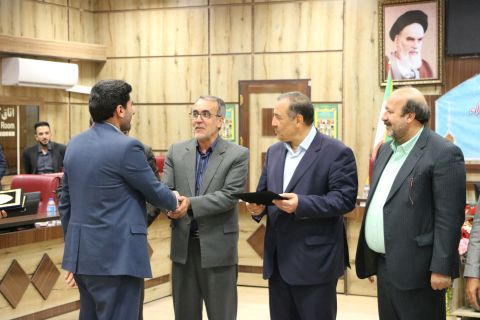 تجلیل از مدیران بانکهای مشارکت کننده در اشتغال زایی  مددجویان کمیته امداد ایلام با حضور استاندار