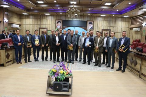 تجلیل از مدیران بانکهای مشارکت کننده در اشتغال زایی  مددجویان کمیته امداد ایلام با حضور استاندار