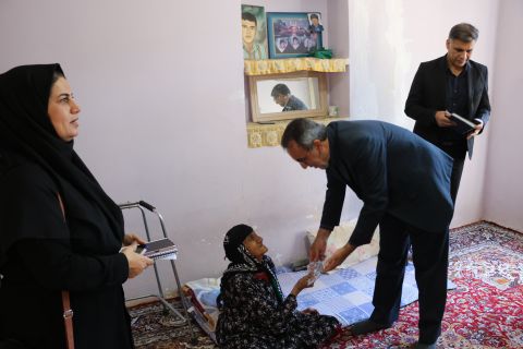 گزارش تصویری- سرکشی  از مددجویان سالمند ایلام به مناسبت روز سالمندان
