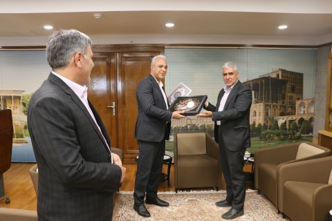 دیدار مدیرکل کمیته امداد استان اصفهان با مدیران شعب بانک های ملت، تجارت، توسعه تعاون و صادرات