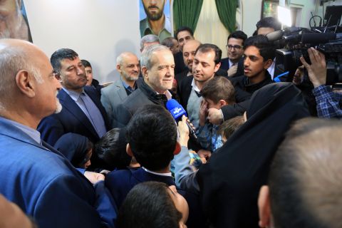 مراسم دیدار و افطاری رئیس جمهور با ایتام تحت حمایت کمیته امداد امام 1403/12/12