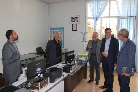 بازدید مدیرکل کمیته امداد استان اصفهان از روند فعالیت های این نهاد در اداره میمه 1404/02/23