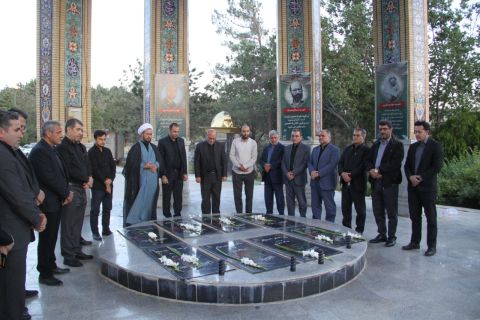 عطر افشانی مزار شهدای گمنام مدفون در پارک جنگلی شهرستان ارومیه