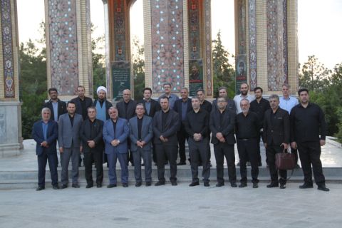 عطر افشانی مزار شهدای گمنام مدفون در پارک جنگلی شهرستان ارومیه