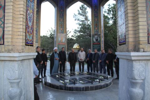 عطر افشانی مزار شهدای گمنام مدفون در پارک جنگلی شهرستان ارومیه