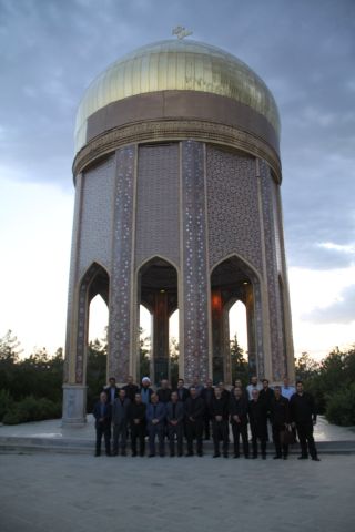 عطر افشانی مزار شهدای گمنام مدفون در پارک جنگلی شهرستان ارومیه
