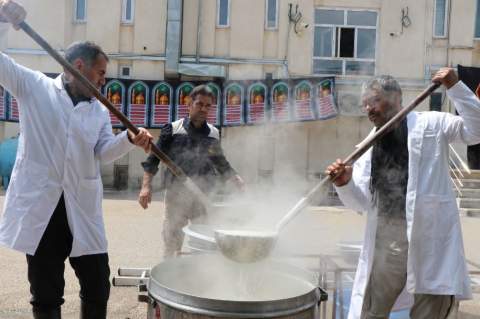 گزارش تصویری+ امدادگران کمیته امداد خراسان شمالی با پخت 1000 پرس غذا معنای همدلی را به تصویر کشیدند