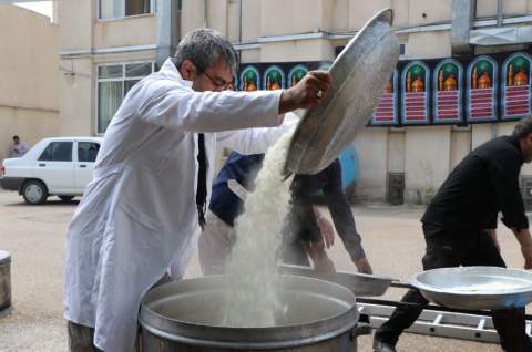 گزارش تصویری+ امدادگران کمیته امداد خراسان شمالی با پخت 1000 پرس غذا معنای همدلی را به تصویر کشیدند