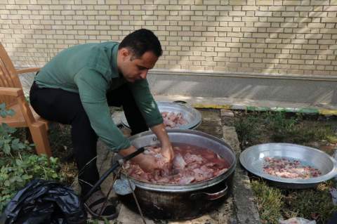 گزارش تصویری+ امدادگران کمیته امداد خراسان شمالی با پخت 1000 پرس غذا معنای همدلی را به تصویر کشیدند