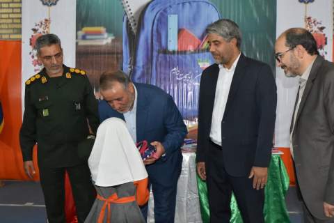 توزیع ۱۹ هزار بسته تحصیلی بین دانش‌آموزان نیازمند آغاز شد