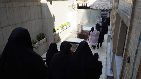 اعزام بیش از ۲۴۰ نفر از دختران تحت حمایت کمیته امداد استان اصفهان به مشهد مقدس (1404/07/17)