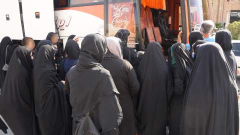 اعزام بیش از ۲۴۰ نفر از دختران تحت حمایت کمیته امداد استان اصفهان به مشهد مقدس (1404/07/17)