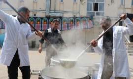 گزارش تصویری+ امدادگران کمیته امداد خراسان شمالی با پخت 1000 پرس غذا معنای همدلی را به تصویر کشیدند-