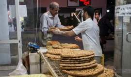 از تنور امید تا روزی حلال/ تسهیلات کمیته امداد و روشن شدن تنور نانوایی