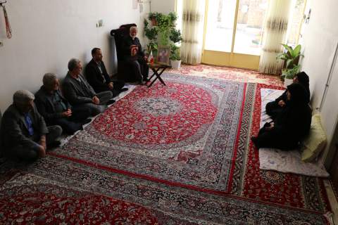 مدیرکل کمیته امداد استان اصفهان با خانواده شهدای شهرستان جرقویه 