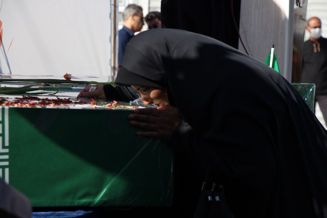 حضور امدادگران بسیجی در آیین تشییع پیکر شهدای گمنام زاهدان