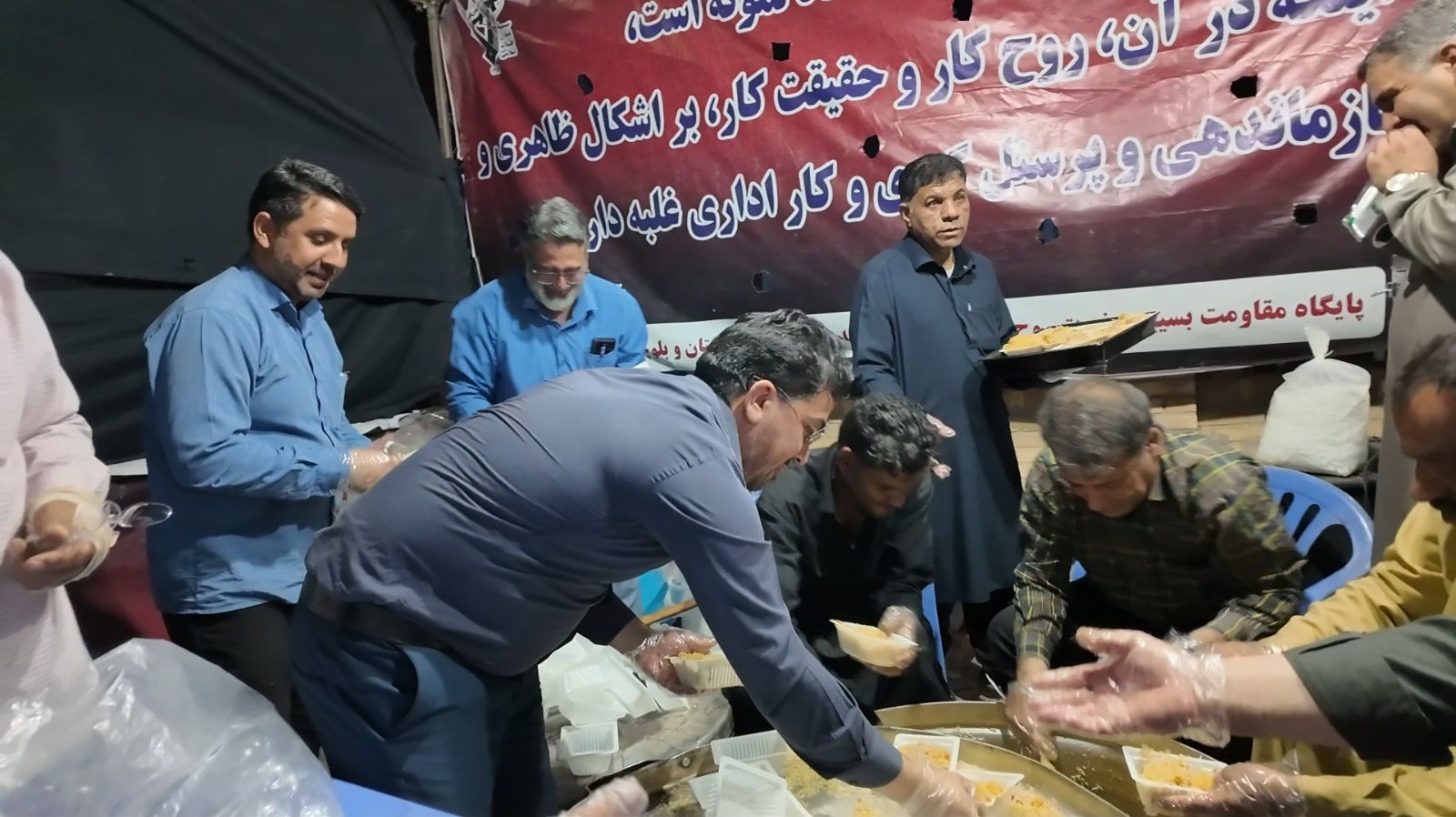 توزیع 2 هزار پرس غذای گرم در موکب «شهدای کمیته امداد» زاهدان