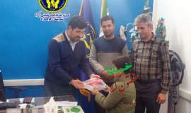 تجلیل دانش‌آموز تحت حمایت کمیته امداد کوهسرخ حافظ ۳۰ جزء قرآن 