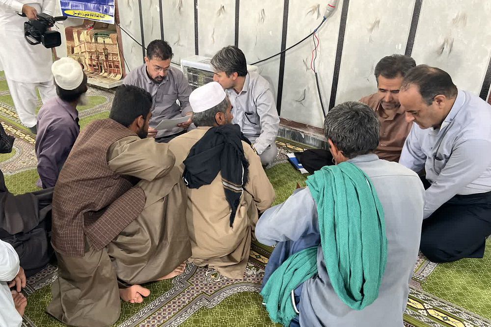 برپایی میز خدمت کمیته امداد در مسجد جامع مهرستان