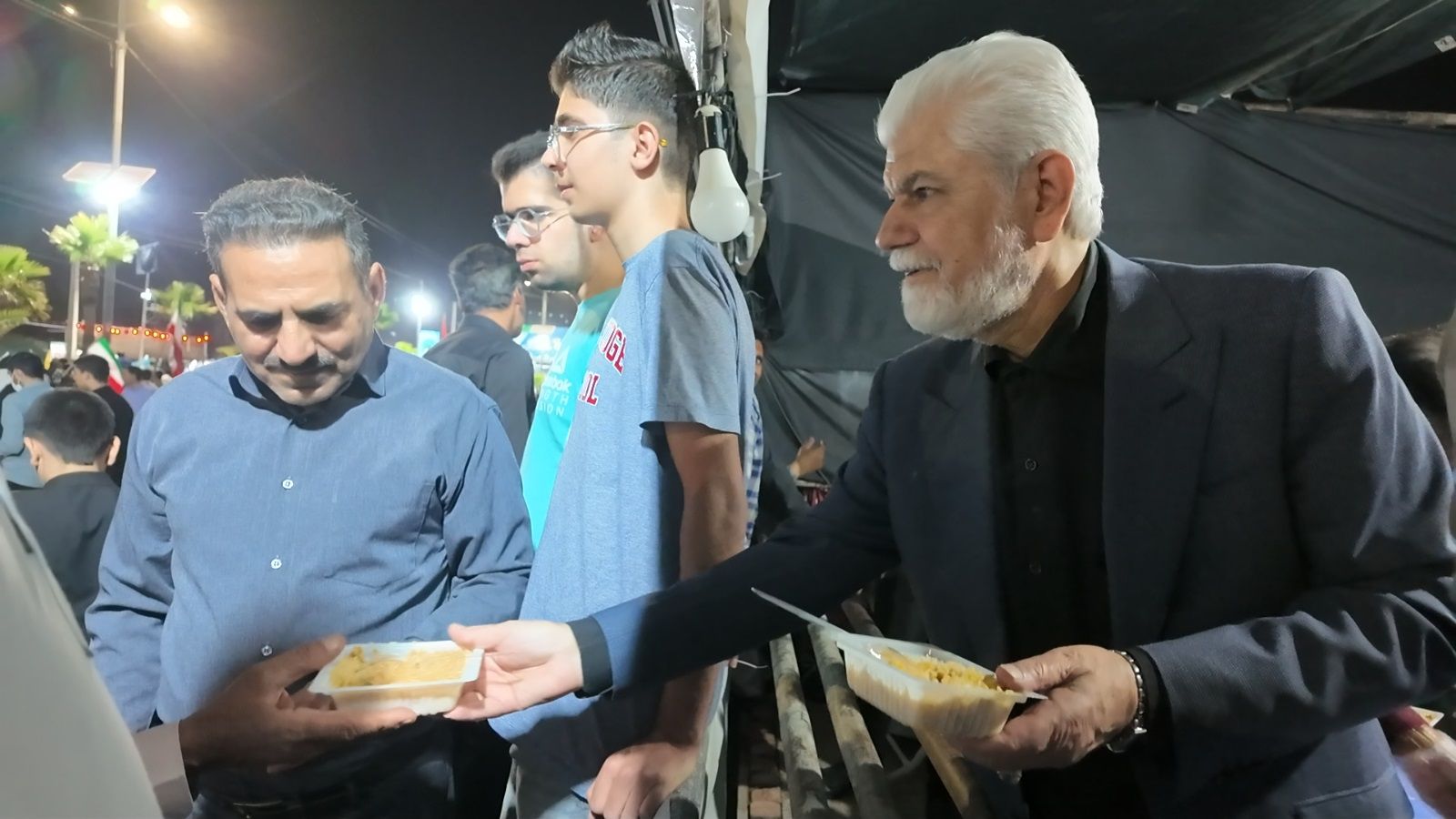توزیع 2 هزار پرس غذای گرم در موکب «شهدای کمیته امداد» زاهدان