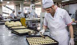 مسیر شیرین موفقیت؛ از فر خانه تا خط تولید، قصه جوان کاشمری و کارآفرینی واقعی