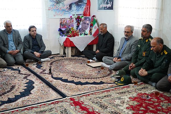 دیدار مدیرکل کمیته امداد اردبیل با خانواده شهید «جنگ تحمیلی سوم»