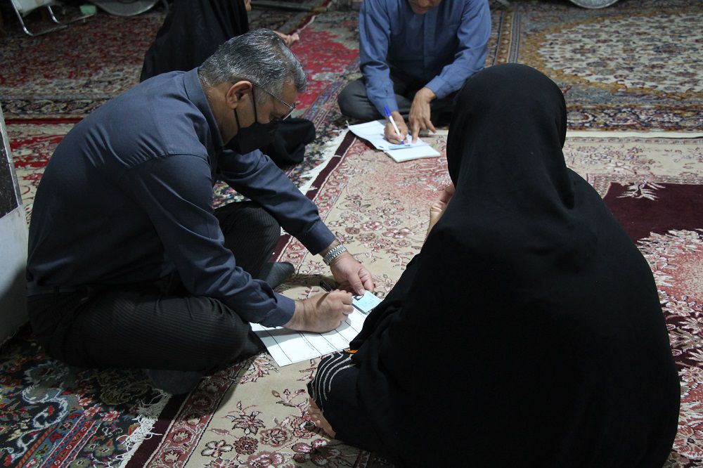 پاسخگویی مدیرکل کمیته امداد سیستان و بلوچستان به درخواست‌های مردم حاشیه شهر