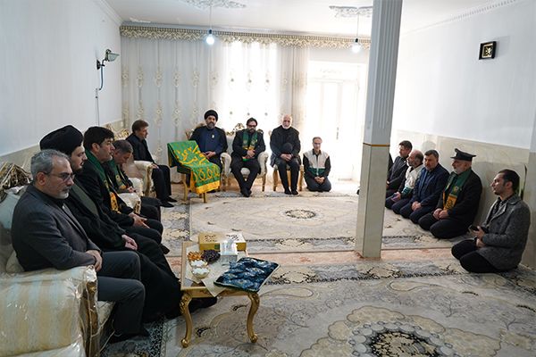 دیدار معنوی و حماسی با خانواده‌های شهدای «جنگ رمضان» همراه با پرچم متبرک رضوی