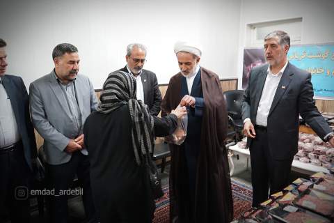 گزارش تصویری توزیع گوشت قربانی میان نیازمندان با حضور رئیس‌کل دادگستری اردبیل1405/03/05