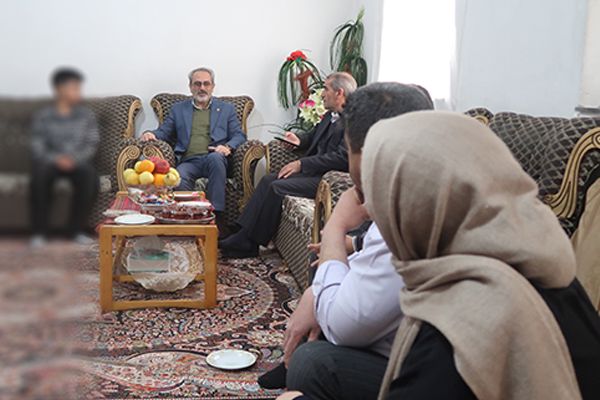 دیدار مدیرکل کمیته امداد استان اردبیل با خانواده شهید اهل تسنن